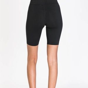 #1 NIKE ESSENTIAL BIKE SHORT